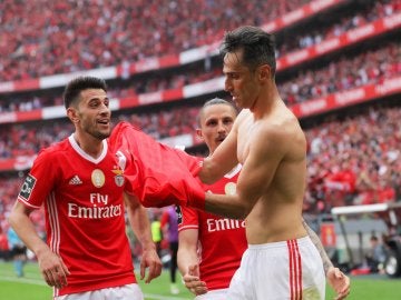 Jonas celebra uno de sus goles contra el Benfica