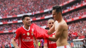 Jonas celebra uno de sus goles contra el Benfica