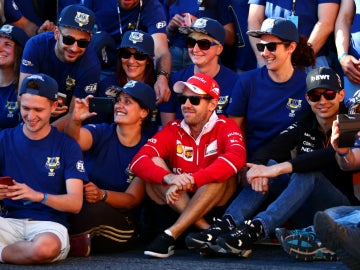 Vettel, rodeado de gente