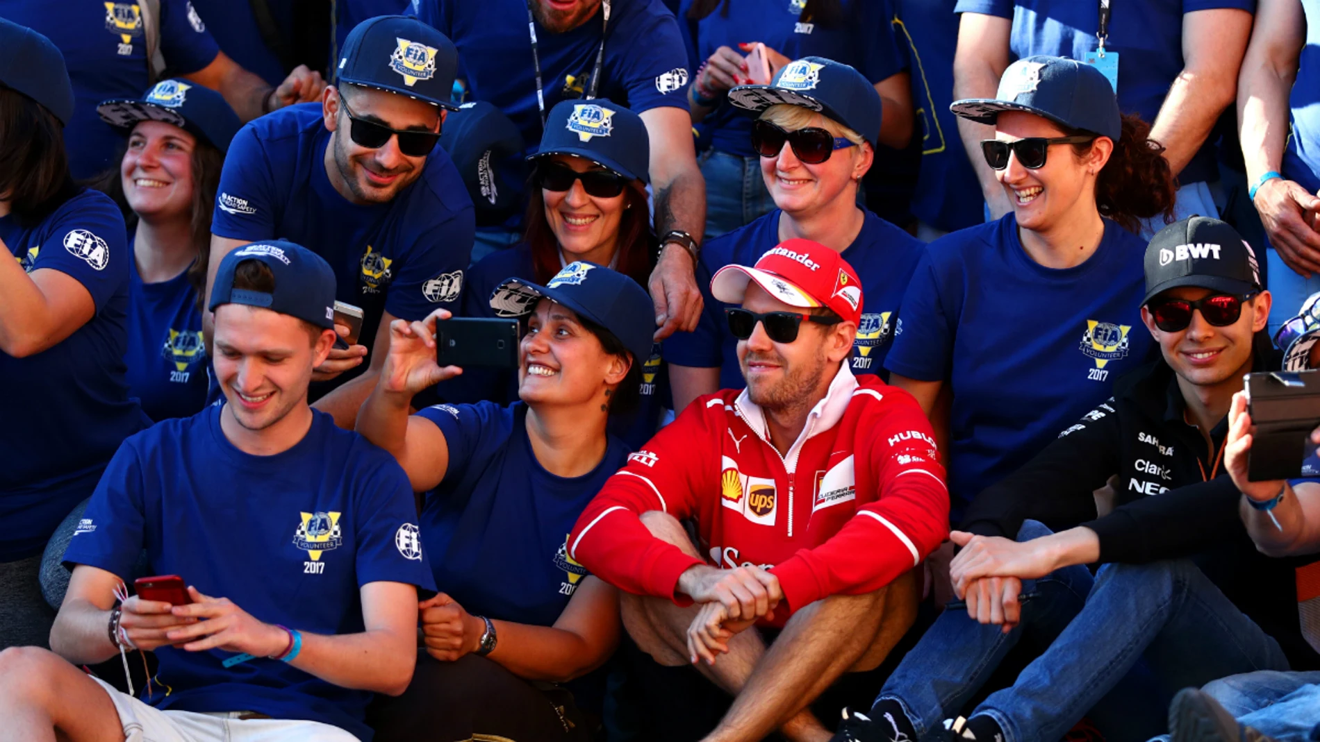 Vettel, rodeado de gente