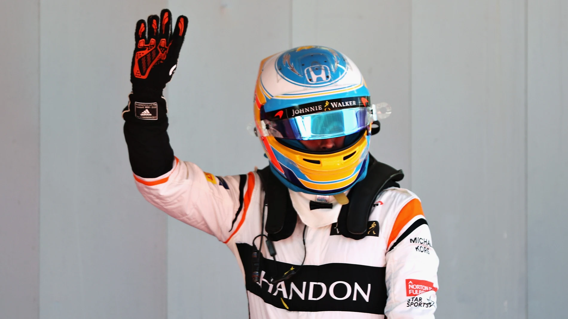 Fernando Alonso celebra con la afición su séptimo puesto