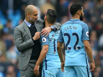 Guardiola abraza al Kun Agüero Guardiola abraza al Kun Agüero