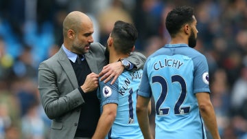 Guardiola abraza al Kun Agüero