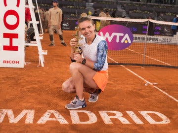 Simona Halep, con el trofeo de campeona de Mutua Madrid Open