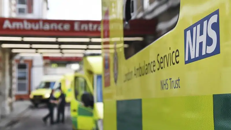 Una ambulancia en un hospital de Londres Una ambulancia en un hospital de Londres