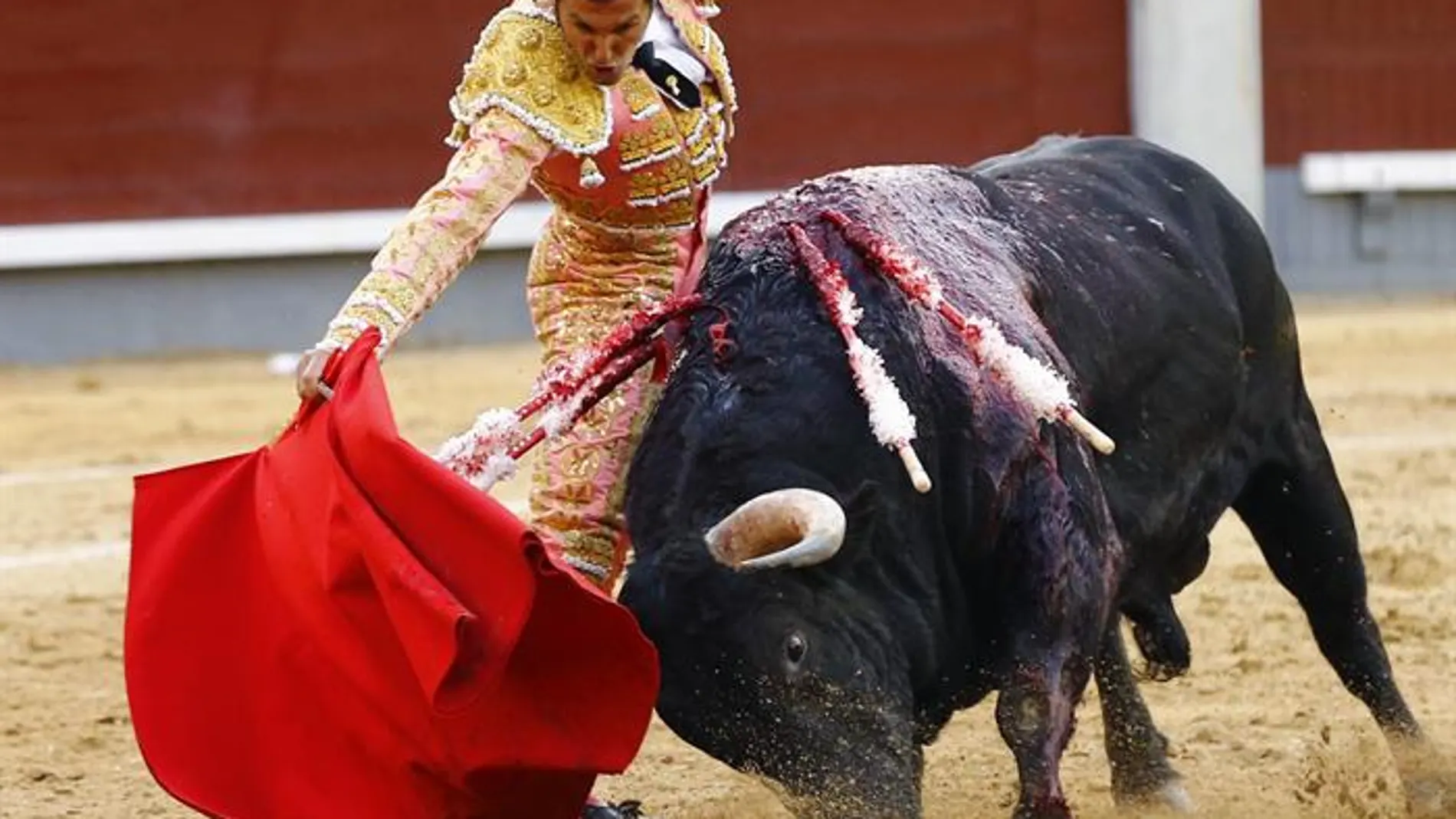 El diestro David Mora en la faena a su segundo toro, en el tercer festejo de la Feria de San Isidro