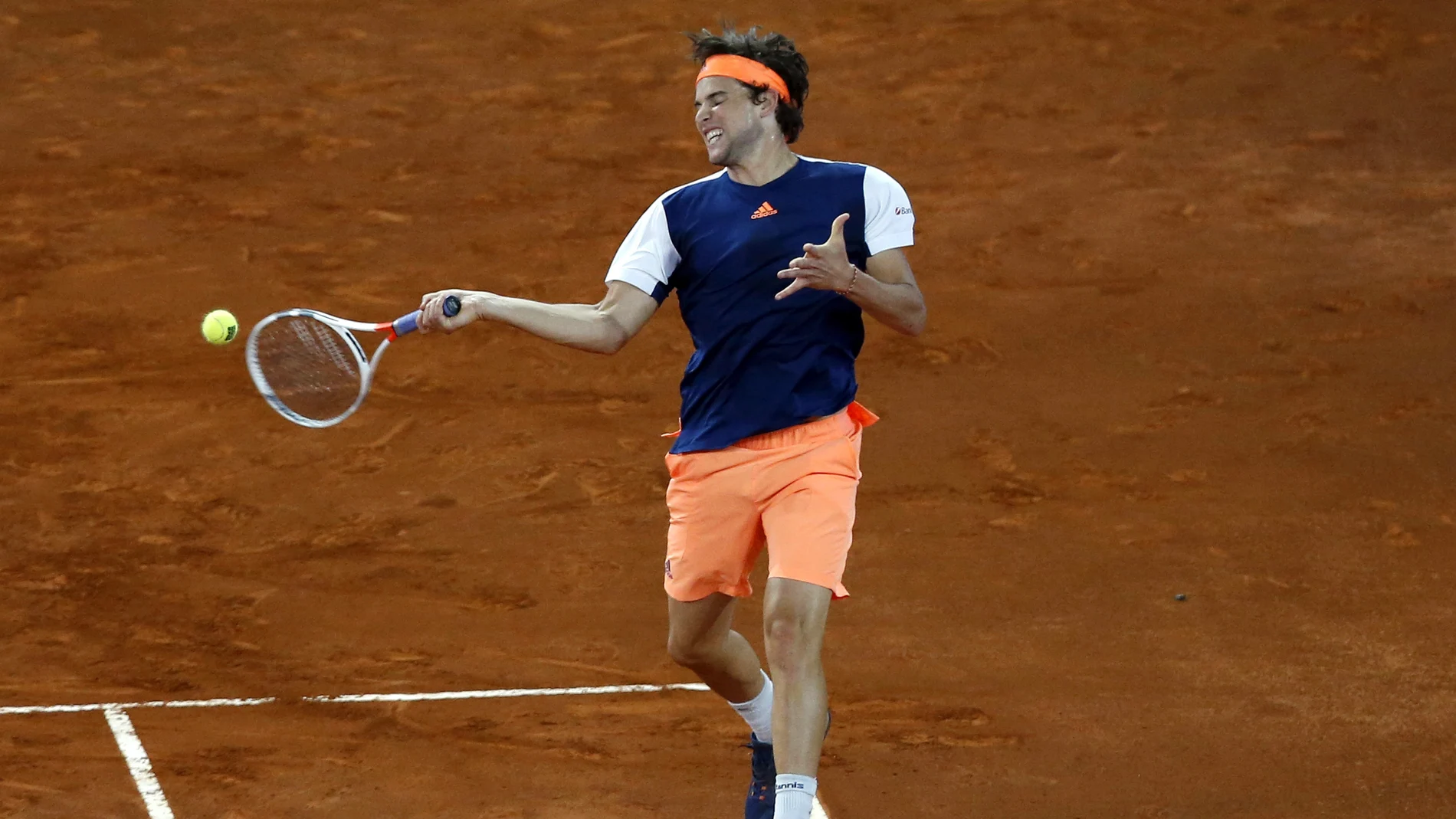Dominic Thiem golpea con su derecha en el partido contra Pablo Cuevas Dominic Thiem golpea con su derecha en el partido contra Pablo Cuevas
