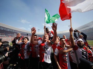 Dirk Kuyt y los jugadores del Feyenoord celebran el título de Liga