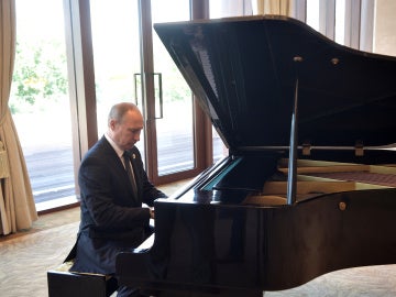 Putin tocando el piano