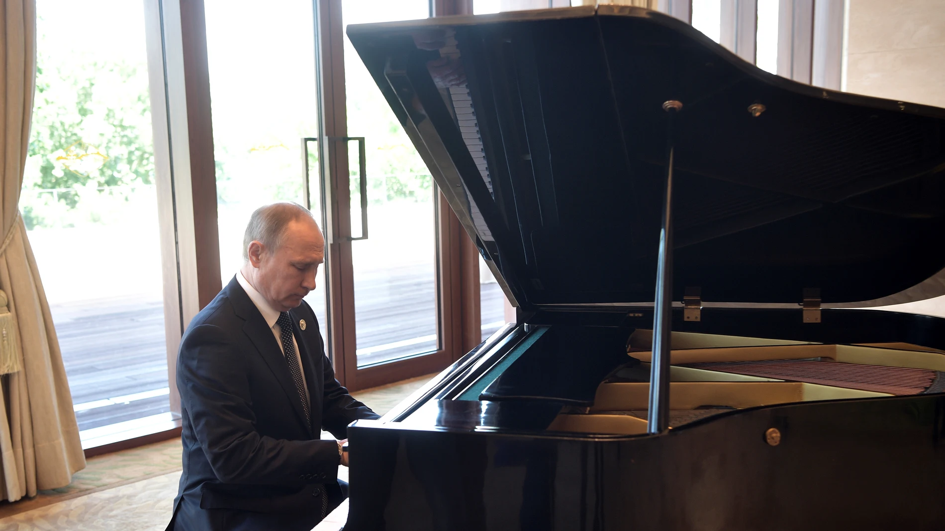 Putin tocando el piano Putin tocando el piano