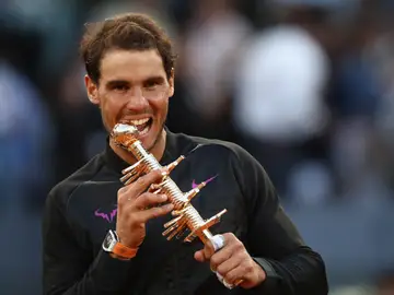 Rafa Nadal muerde su trofeo de campeón del Mutua Madrid Open Rafa Nadal muerde su trofeo de campeón del Mutua Madrid Open