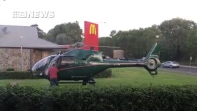 Un hombre aterriza su helicóptero al lado de un McDonald's para comprarse una hamburguesa ante la atónita mirada de los clientes