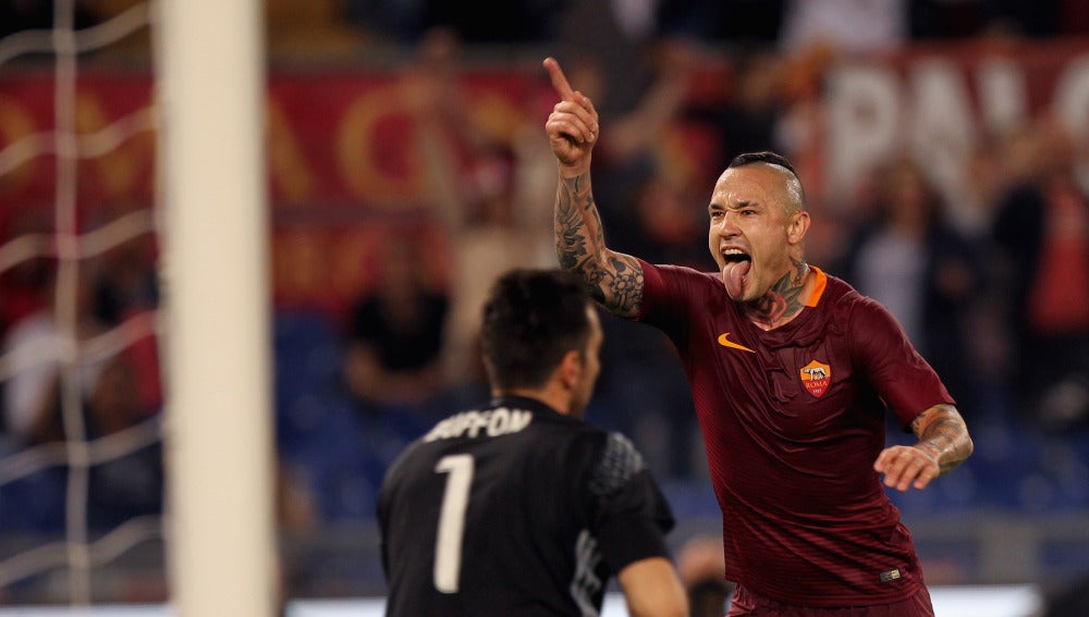 Nainggolan celebra su gol con un abatido Buffon