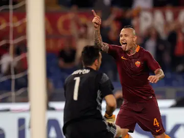 Nainggolan celebra su gol con un abatido Buffon Nainggolan celebra su gol con un abatido Buffon