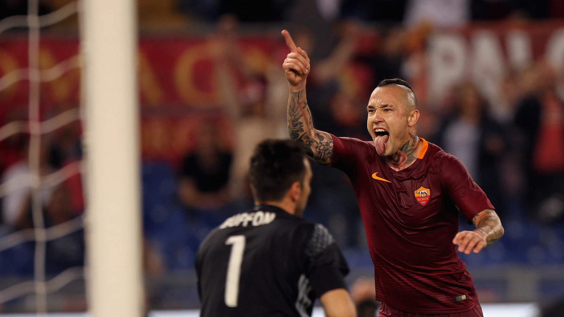Nainggolan celebra su gol con un abatido Buffon Nainggolan celebra su gol con un abatido Buffon