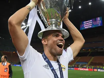 Pepe, con el trofeo de la Champions del año 2016 Pepe, con el trofeo de la Champions del año 2016