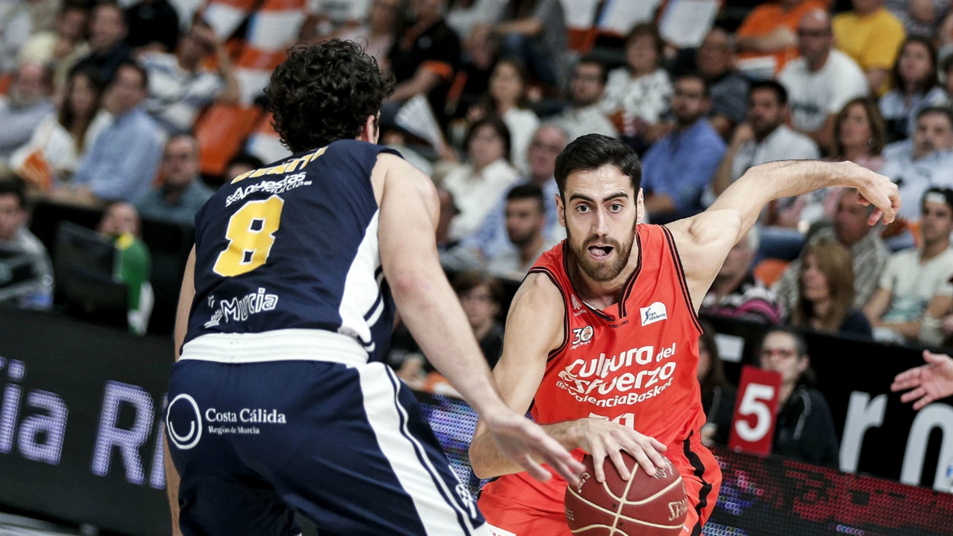 Joan Sastre, en una acción con el Valencia Basket Joan Sastre, en una acción con el Valencia Basket