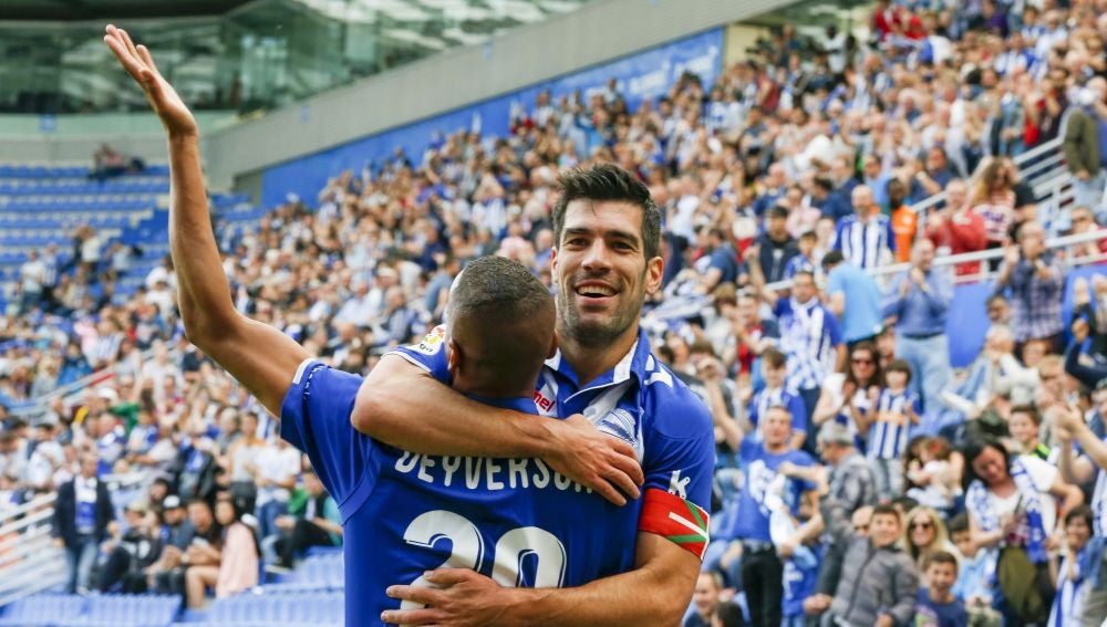 Manu García y Deyverson celebran uno de los goles del Alavés contra el Celta