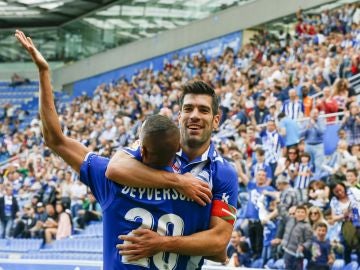 Manu García y Deyverson celebran uno de los goles del Alavés contra el Celta