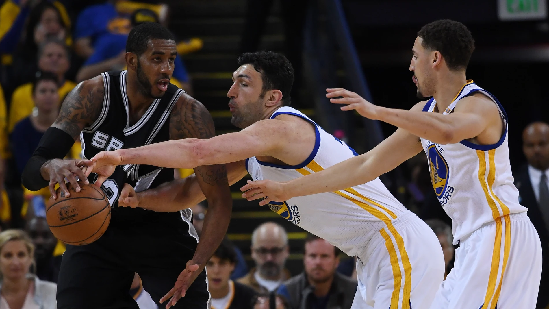 Zaza Pachulia intenta robar el balón a LaMarcus Aldridge Zaza Pachulia intenta robar el balón a LaMarcus Aldridge