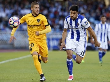 Keko y Yuri Berchiche disputan el balón en el Real Sociedad - Málaga