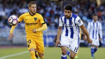 Keko y Yuri Berchiche disputan el balón en el Real Sociedad - Málaga