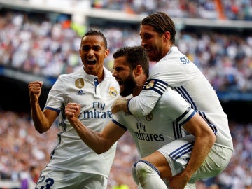 Los jugadores del Real Madrid celebran el gol de Nacho contra el Sevilla