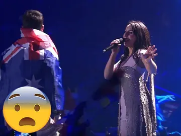 Un espontáneo hace un 'calvo' en la actuación de Jamala, ganadora de Eurovisión 2016, en directo Un espontáneo hace un 'calvo' en la actuación de Jamala, ganadora de Eurovisión 2016, en directo