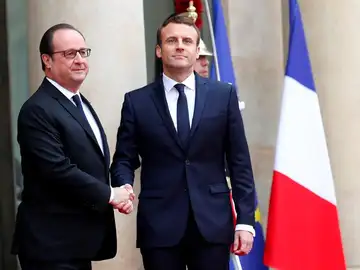 Macron y Hollande en El Elíseo Macron y Hollande en El Elíseo