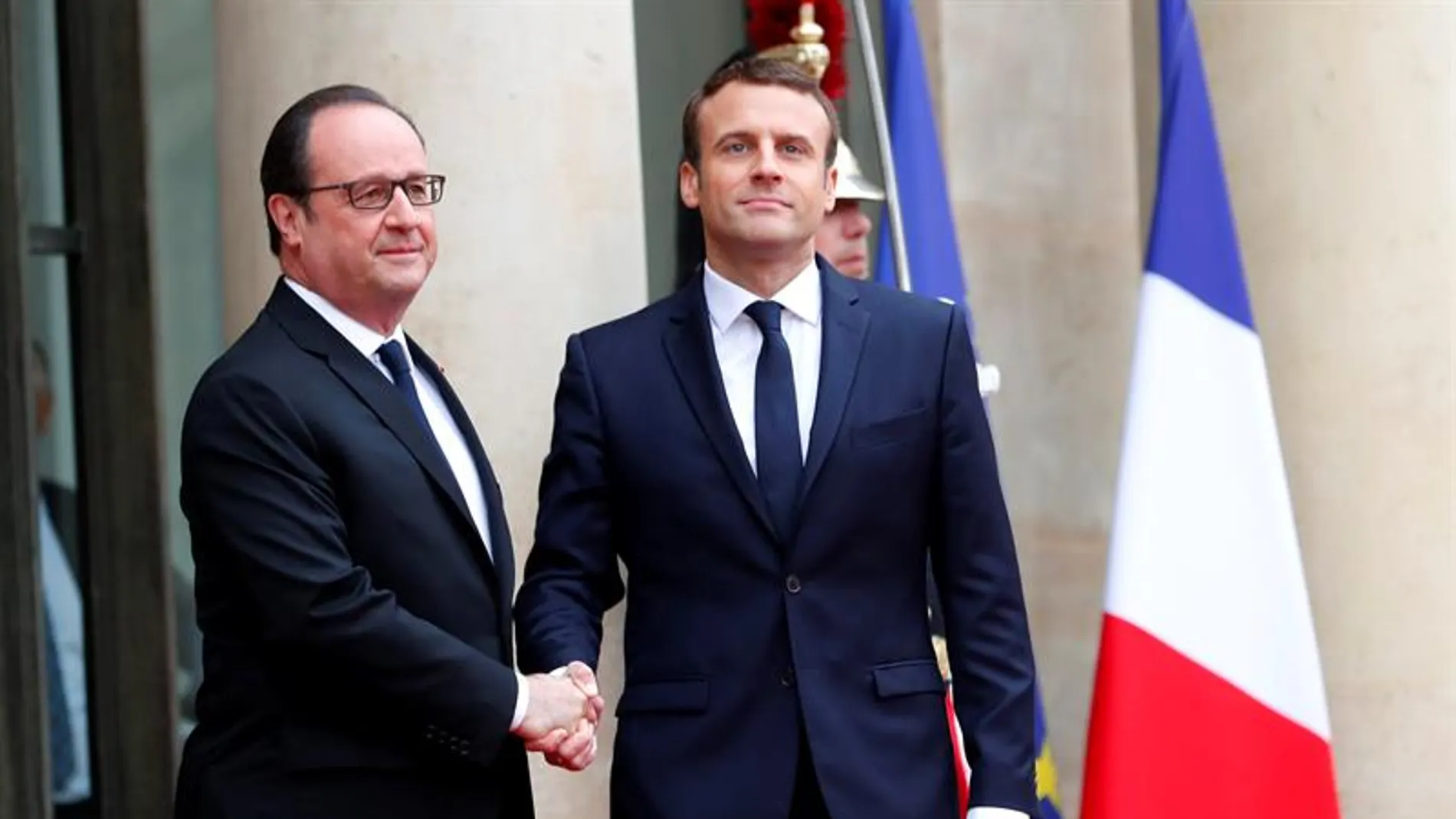 Macron y Hollande en El Elíseo Macron y Hollande en El Elíseo