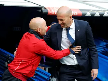 Zidane y Sampaoli se saludan antes del Real Madrid - Sevilla Zidane y Sampaoli se saludan antes del Real Madrid - Sevilla