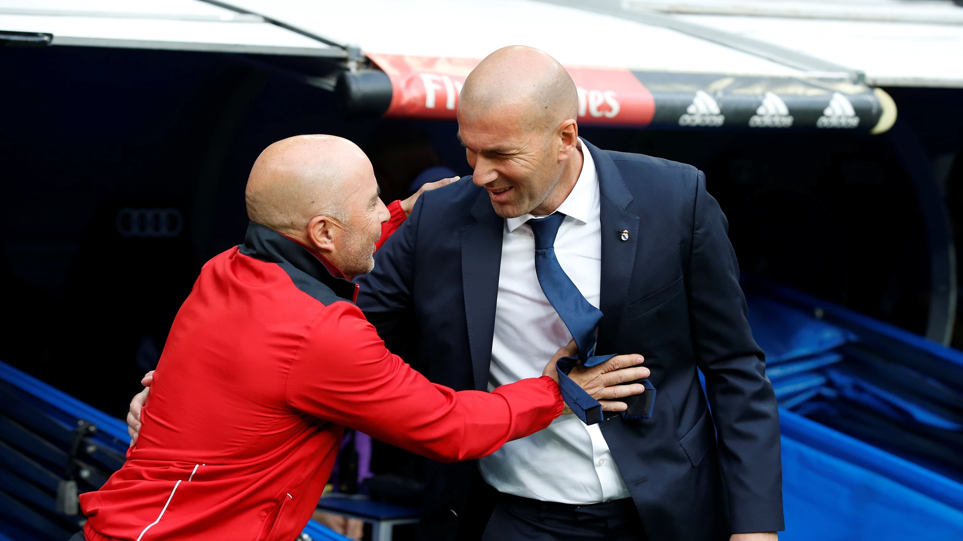 Zidane y Sampaoli se saludan antes del Real Madrid - Sevilla Zidane y Sampaoli se saludan antes del Real Madrid - Sevilla