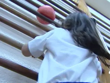 Niña subiendo por una espaldera Niña subiendo por una espaldera