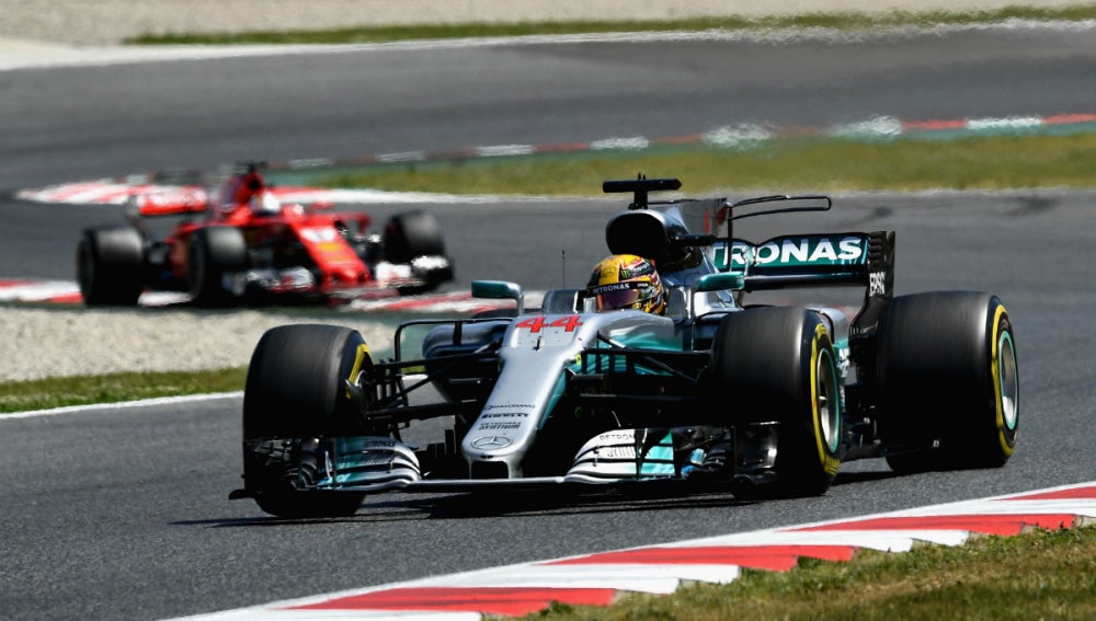 Hamilton rueda delante de Vettel