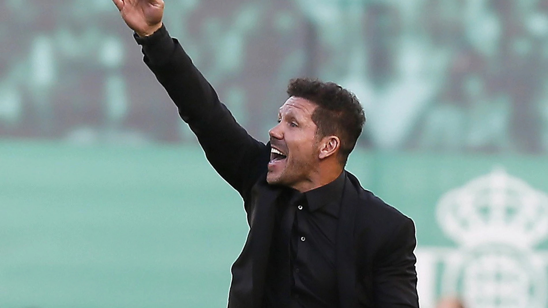 Simeone da indicaciones en la banda del Benito Villamarín Simeone da indicaciones en la banda del Benito Villamarín