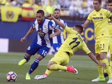 Jaume Costa intenta robar el balón a Florin Adone