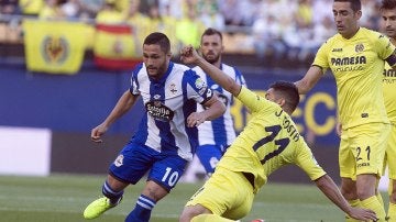 Jaume Costa intenta robar el balón a Florin Adone