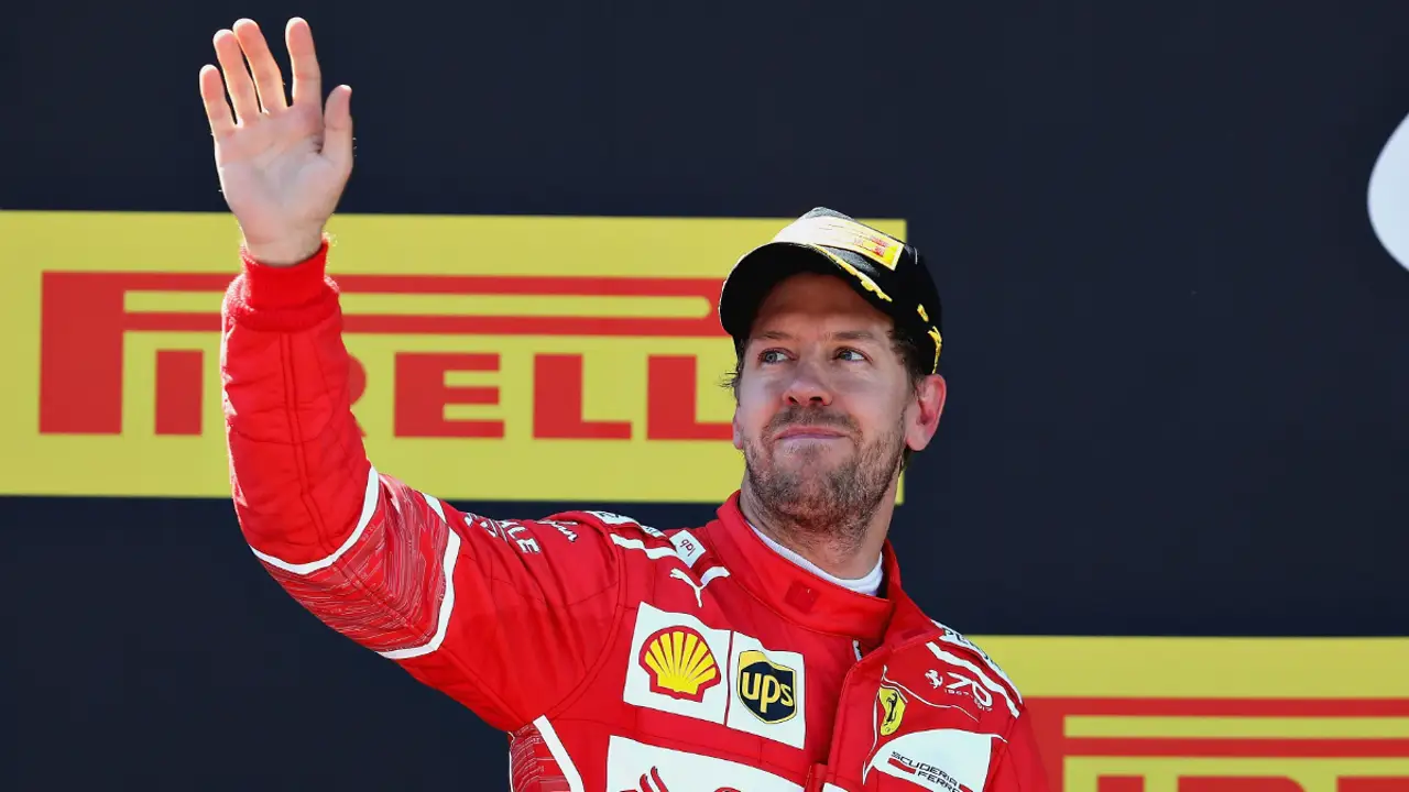 Vettel saluda a la afición