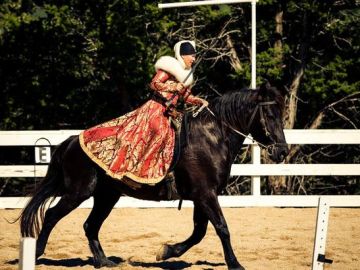 Sarah Lay montando a caballo con vestimenta medieval