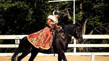 Sarah Lay montando a caballo con vestimenta medieval