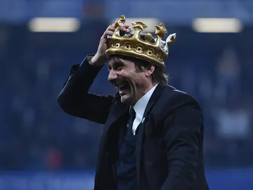 Antonio Conte, con la corona de campeón de la Premier Antonio Conte, con la corona de campeón de la Premier
