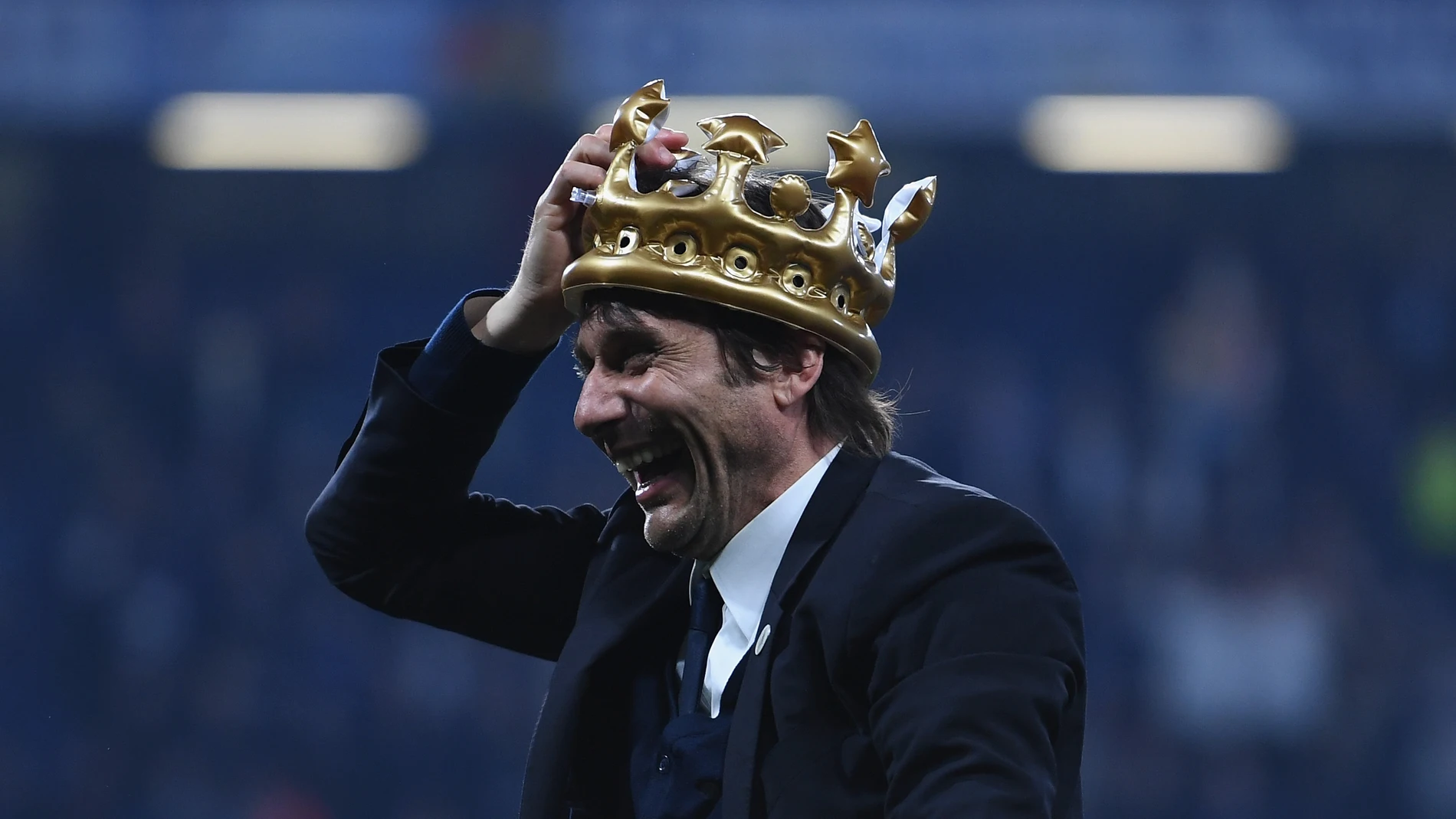 Antonio Conte, con la corona de campeón de la Premier Antonio Conte, con la corona de campeón de la Premier