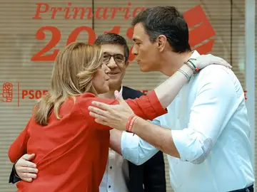 Discreto saludo entre Susana Díaz y Pedro Sánchez en Ferraz, con Patxi López de testigo Discreto saludo entre Susana Díaz y Pedro Sánchez en Ferraz, con Patxi López de testigo