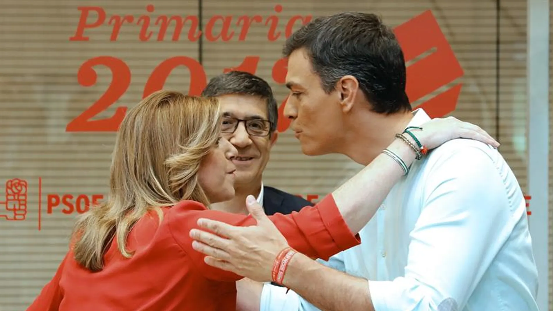 Discreto saludo entre Susana Díaz y Pedro Sánchez en Ferraz, con Patxi López de testigo Discreto saludo entre Susana Díaz y Pedro Sánchez en Ferraz, con Patxi López de testigo