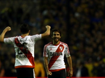  Leonardo Ponzio y Ignacio Fernandez celebran el triunfo ante Boca Juniors