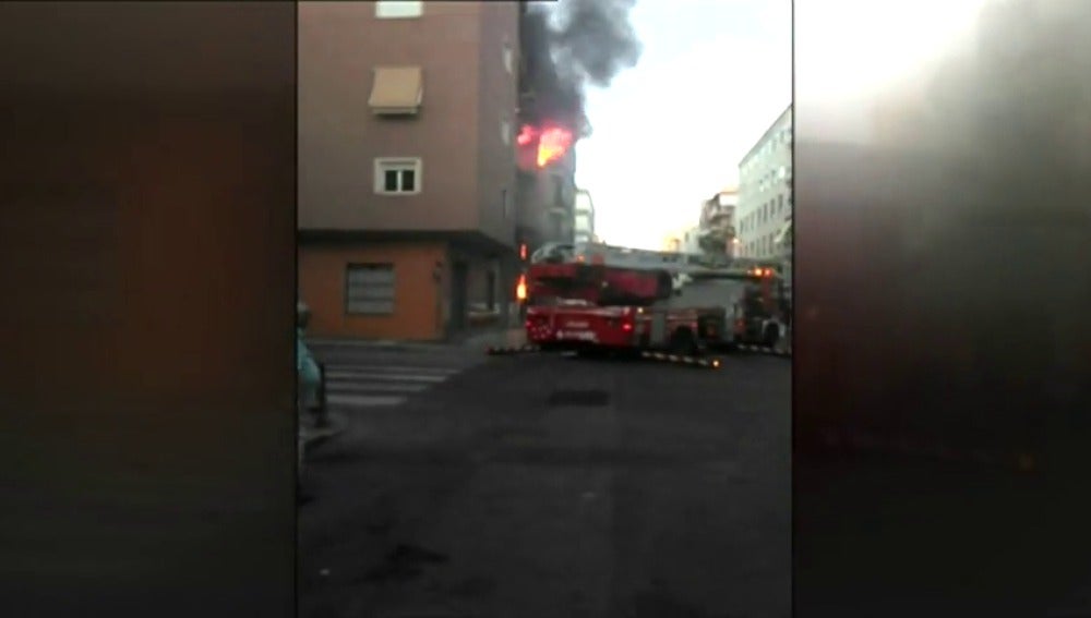 Frame 33.464869 de: Un policía nacional resulta herido en un incendio de una vivienda en Elche