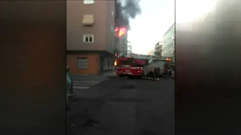 Frame 33.464869 de: Un policía nacional resulta herido en un incendio de una vivienda en Elche Frame 33.464869 de: Un policía nacional resulta herido en un incendio de una vivienda en Elche