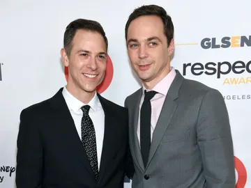 Jim Parsons y Todd Spiewak Jim Parsons y Todd Spiewak