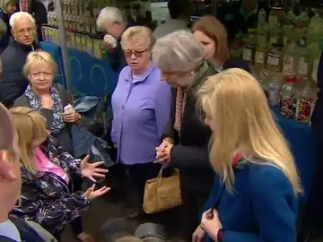Frame 35.251077 de: Una inglesa increpa a Theresa May en plena calle: "No puedo vivir con 100 libras, los peces gordos se lo llevan todo" Frame 35.251077 de: Una inglesa increpa a Theresa May en plena calle: "No puedo vivir con 100 libras, los peces gordos se lo llevan todo"