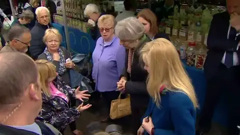 Frame 35.251077 de: Una inglesa increpa a Theresa May en plena calle: "No puedo vivir con 100 libras, los peces gordos se lo llevan todo" Frame 35.251077 de: Una inglesa increpa a Theresa May en plena calle: "No puedo vivir con 100 libras, los peces gordos se lo llevan todo"